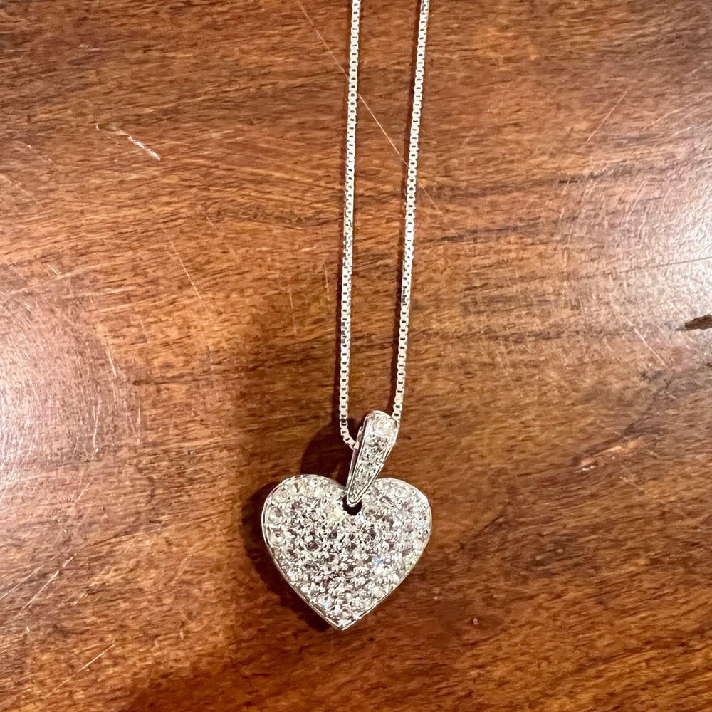 NWOT Swarovski heart necklace